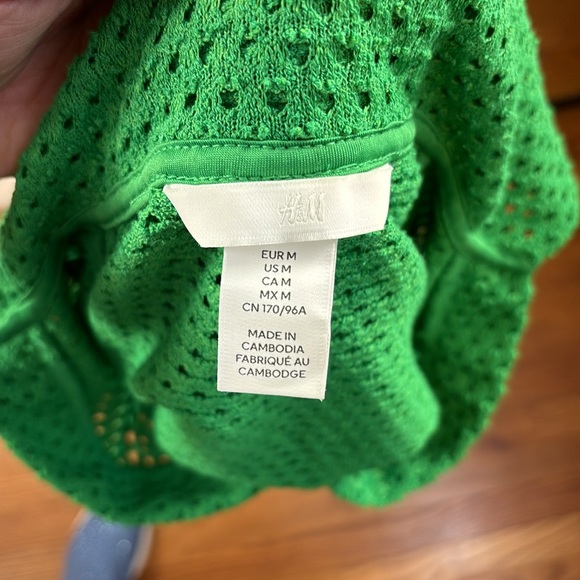 H&M long sleeve green top with collar. Women’s size medium - Picture 5 of 5